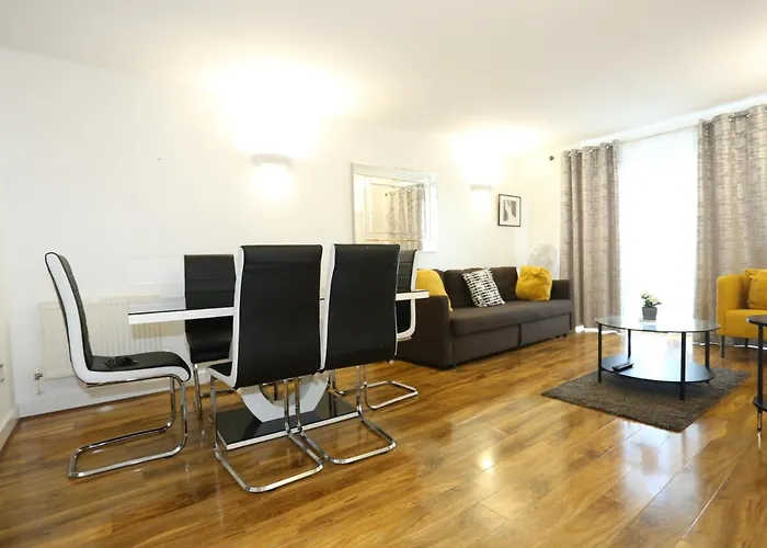 Lovely View 2 Beds 2 Bath Apartment, London