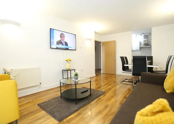 Lovely View 2 Beds 2 Bath Apartment, London
