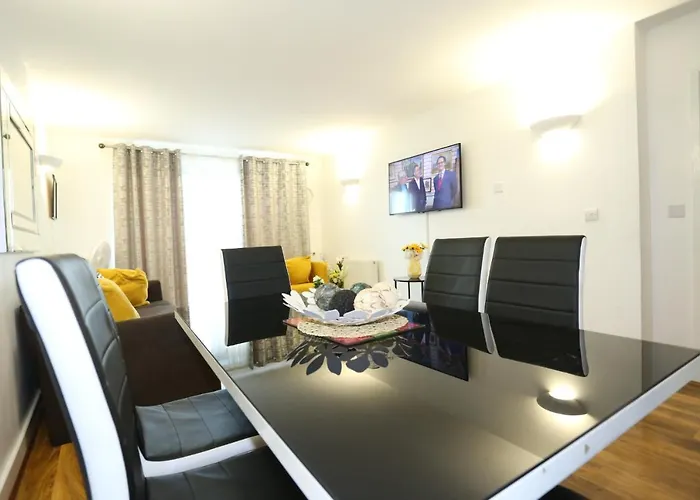 Lovely View 2 Beds 2 Bath Apartment, London